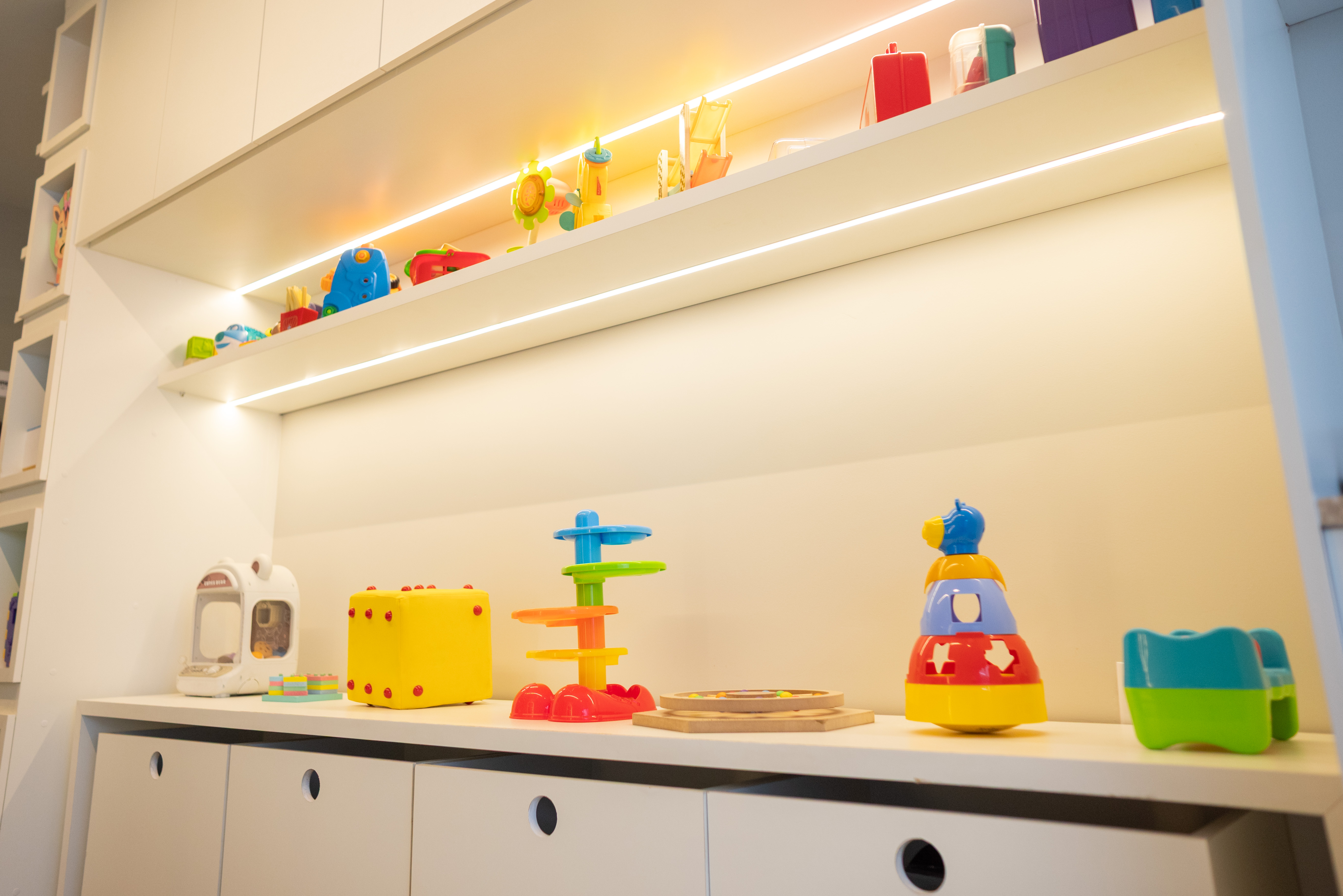 Equipe do Instituto Ninhos em atendimento na sala de terapia